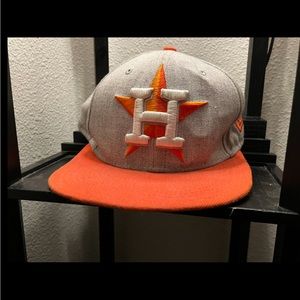 This is a Houston Astors 9Fifty Adjustable SnapBack Cap, the condition it’s used